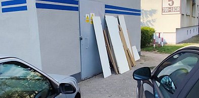 Odpady stanęły nie tam, gdzie powinny. Blokowały dostęp. Straż Miejska musiała...