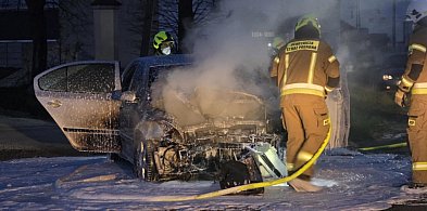 Staranował ścianę garażu. Auto stanęło w płomieniach. "Wytargali" je ciągnikiem