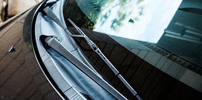 Mandat za wycieraczką? Wygląda wiarygodnie, ale to kolejna metoda oszustów