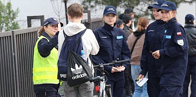 Policyjna akcja przed szkołą, wspierana przez uczniów z Grabonogu. Na razie...