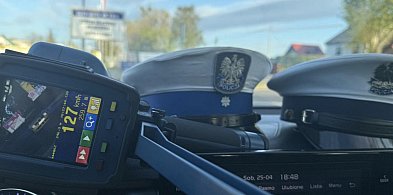 Nie uczy się na błędach. Spotkanie z policją szybko zmieniło tempo tej jazdy
