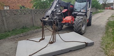Przewoził betonową płytę na łańcuchach. Wystarczył jeden błąd. Policjanci...