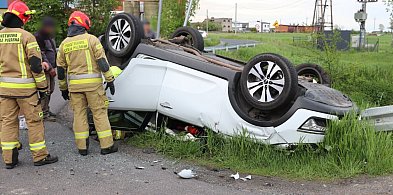 Kia kontra bus z lawetą. Finał opłakany. Po zderzeniu osobówka leżała na dachu