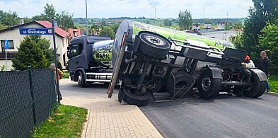 Cysterna na boku, w środku tysiące litrów mleka. Wiemy co się tam stało