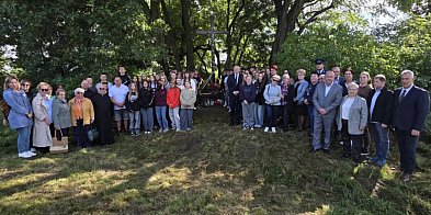 Kapsuła ukryta pod krzyżem ofiar cholery. To zrobili...-82641