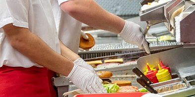 Szukasz pracy? Sprawdzamy, w których zawodach można dziś dostać etat od ręki-83078