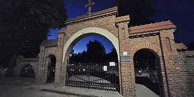 Wszedł na cmentarz po zmroku. Usłyszał przeraźliwy dźwięk, a ciarki przeszły...-83111