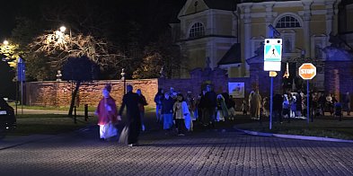 Marsz Holy Wins z bazyliki do fary ulicami Gostynia-84158