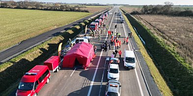 Syreny, rozbite auta i kilkunastu "rannych". Tak...-84857