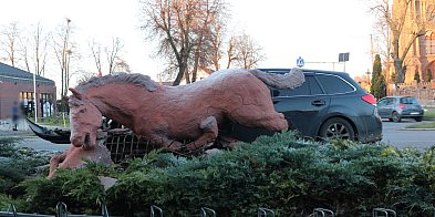 Pępowo bez koni, jak Warszawa bez syrenki. Rzeźba...-84957