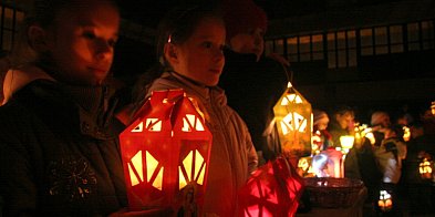 Dziś Kościele katolickim rozpoczyna się adwent. Każda z czterech świec ma inne...-85216