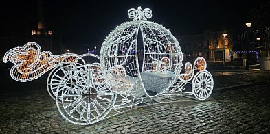 Miejscami jak na świątecznej pocztówce. Choinka...-85443