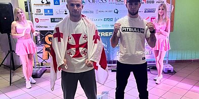 Dziewięć walk w klatce, mocna karta i głośny doping.-85452