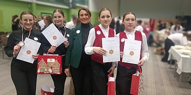 Zrobiły to po mistrzowsku. Świąteczny stół przyniósł...-86110