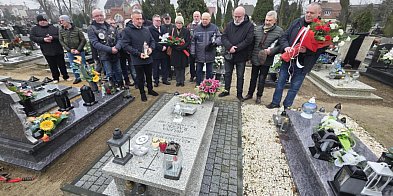 Znicze, kwiaty i gorzka prawda. Na cmentarzu padło...-86116