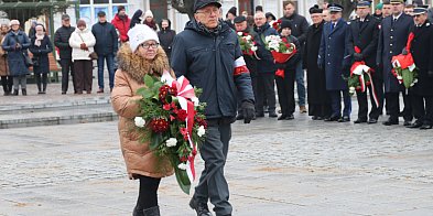 Ślizgawka nie zatrzymała uroczystości. Hymn, race i ...-86182