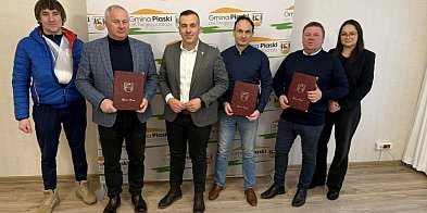 Nie tylko kibicują. Podzielili kasę między klubami-86860