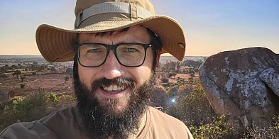 Tym razem poznał Afrykę bez filtra. W tle protesty...