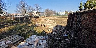 Mur przy farze ledwo się trzymał. Rozbiórka już trwa