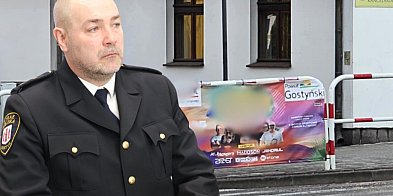 Potańcówka z mandatem. W tle logo Powiatu...