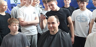 Nauczyciel dał przykład. W ZSZ w Gostyniu golili głowy