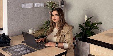 Wierzy, że wszystko zaczyna się od rozmowy. W Gostyniu otwiera własny salon...