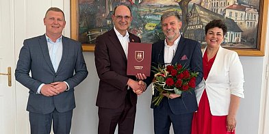 Od ponad 30 lat związany jest z tą szkołą. Właśnie ...