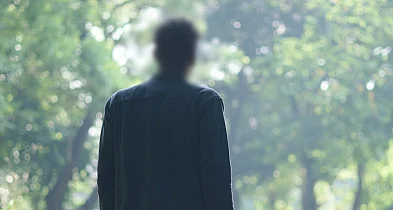 Stał przy krzakach i patrzył na dzieci. Miał się przy tym masturbować-82373