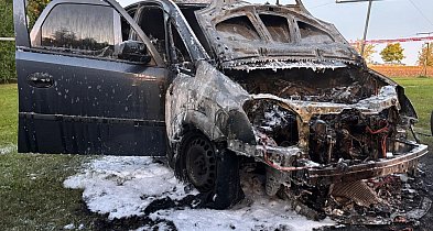 Płomienie pod blokiem! Auto stanęło w ogniu o świcie. Przyczyna nieznana-83071