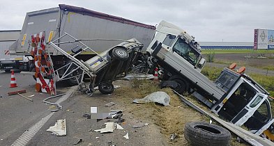 Groźny wypadek na S5 Ciężarówka z impetem wjechała w drogowców! -83137