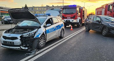 Toyota wjechała w radiowóz! Dwóch policjantów zostało rannych-84107