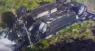 Podczas dachowania wypadli z auta! Jechali za szybko, a do tego byli...-84437