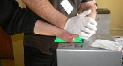 Szok! Chodził po mieście i strzelał do zaparkowanych samochodów-84728