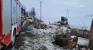 Seat w polu, Ctroen na jezdni, a między nimi zniszczona kapliczka-85266