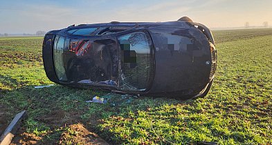 BMW wyleciało z drogi i dachowało na polu. Za kierownicą 21-latek-85350
