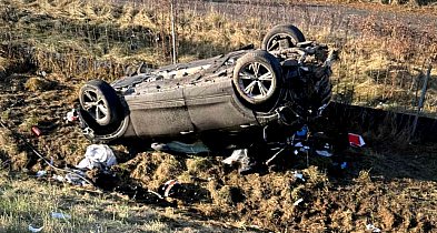 Auto runęło ze skarpy i dachowało. W środku był uwięziony 12-latek-85797