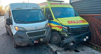 Jadąc na sygnale popełnił błąd! Karetka rozbita, kierowca ukarany mandatem-85992