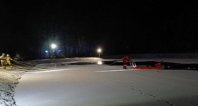 To była dramatyczna akcja. Nie żyje 7-letni chłopiec. Wpadł do stawu-86302