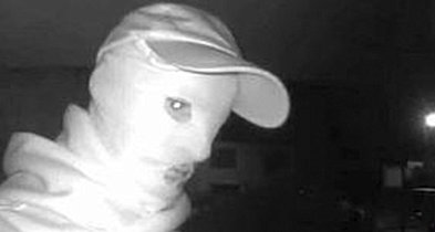 Wybierał noc i budynki, w których światła zgasły. Potem znikał...-86359