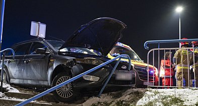 Jechała z dzieckiem i straciła panowanie. Auto "zawisło" na barierkach-86497