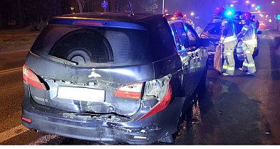 Uderzył w auta i uciekł. Po drodze zgubił... tablice rejestracyjną-86875