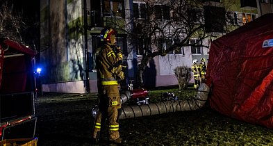 Pożar mieszkania w bloku! Jedna osoba ranna, a ponad 20 ewakuowano