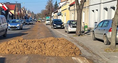 Góra obornika wylądowała na drodze. Smród ciągnął się "przez pół miasta"