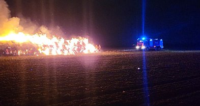 Słoma zapłonęła, wiatr zrobił resztę. Podejrzewają, że doszło do podpalenia