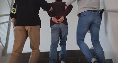 Brutalne pobicie przed sklepem. Mężczyzna nagle wyskoczył z auta...