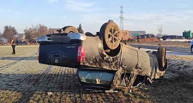 Terenowe auto wypadło z drogi i dachowało w polu. W środku trzy osoby