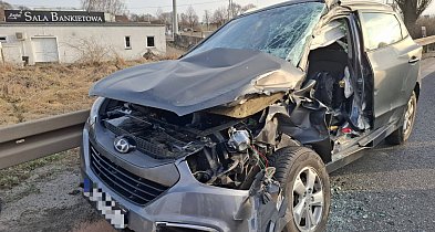 Wjechała na obwodnicę, prosto pod ciężarówkę z drewnem. Była zakleszczona