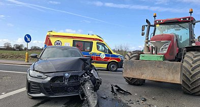 Skręcał w lewo i nie zdążył. Ciągnik cały, ale BMW zniszczone