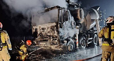 Samochód ciężarowy stanął w ogniu. Z kabiny kierowcy został  wrak