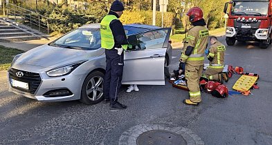 Groźne potrącenie na pasach. Samochód uderzył w dwoje 60-latków